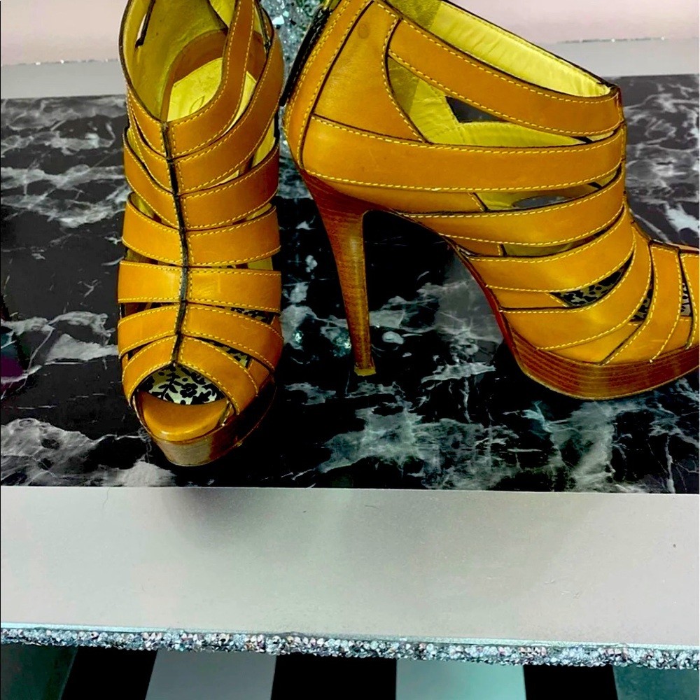 💯 authentic Christian Louboutin heels. Light brown beautiful heel.
